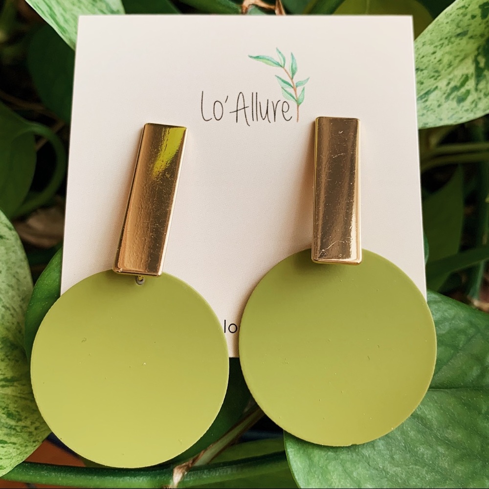 Green circle gold earrings